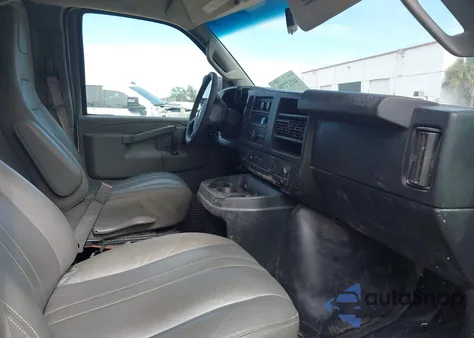 2018 Chevrolet Express 2500 Work Van z USA, uszkodzony, nr VIN 1GCWGAFP5J1260308